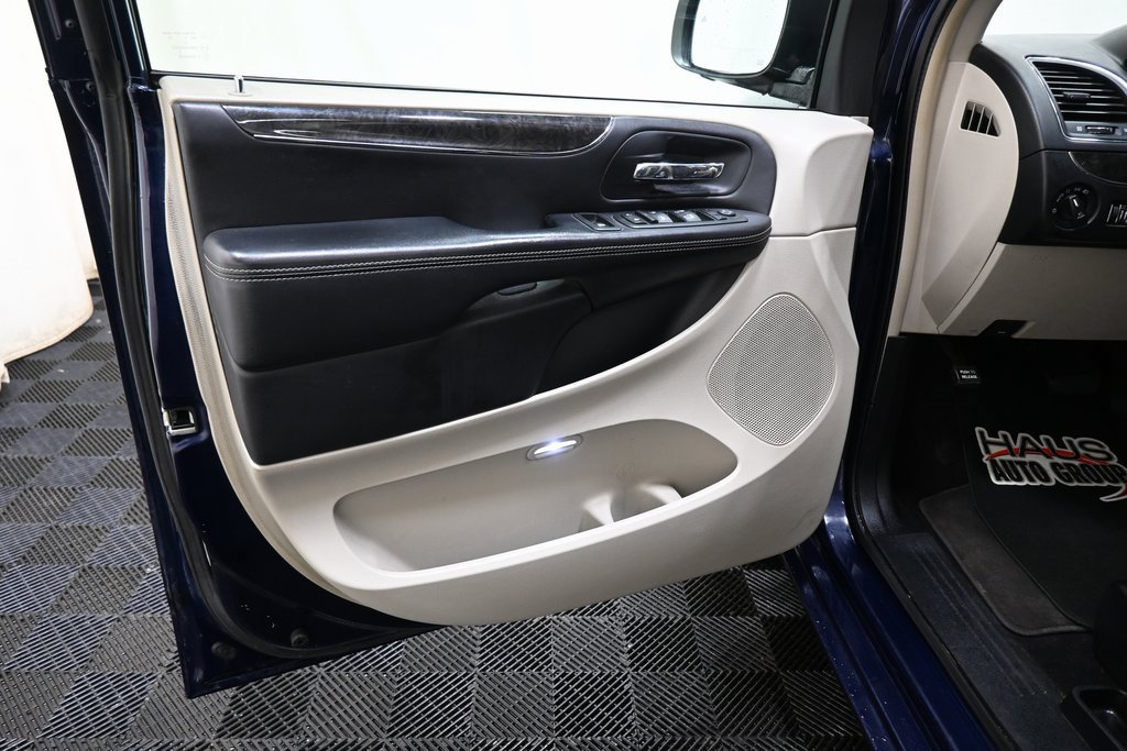 Used 2013 Chrysler Town & Country Touring image 28