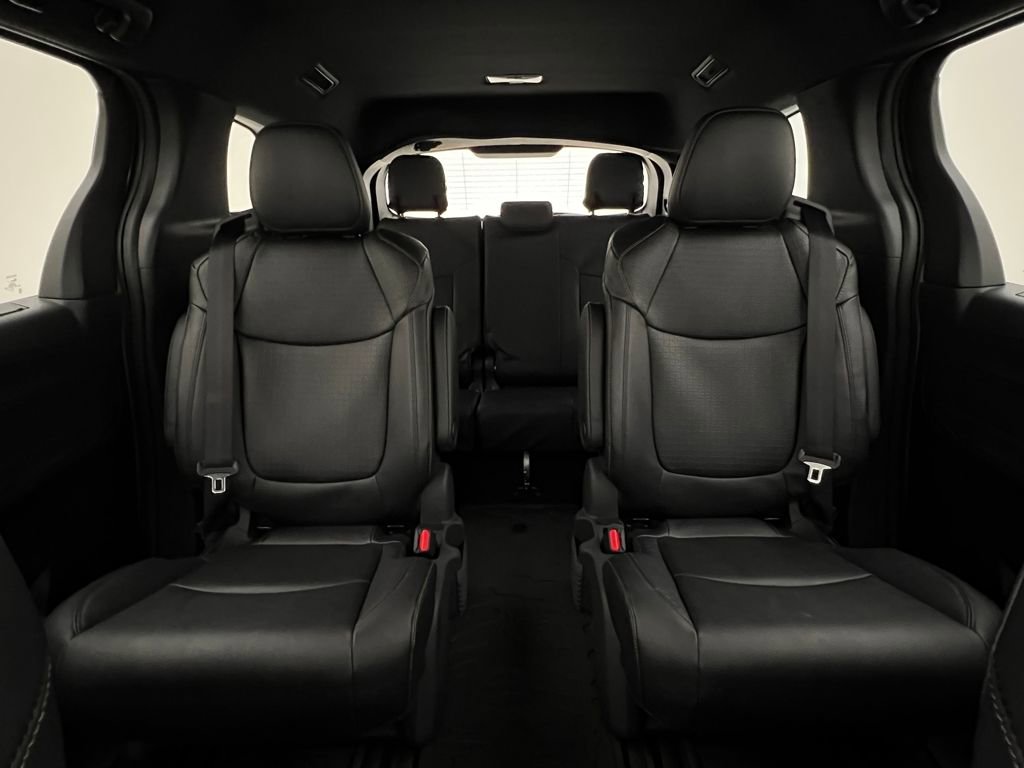 Used 2025 Toyota Sienna XLE Woodland Edition image 18