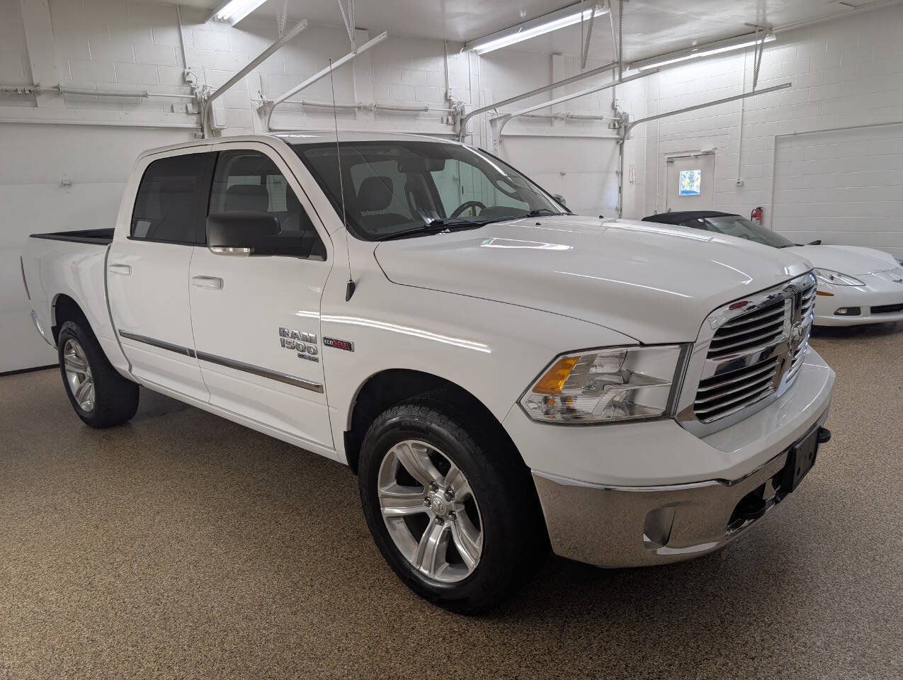 Used 2019 RAM 1500 Classic SLT w/ SLT Plus D←cor Group AWD/4WD image 5
