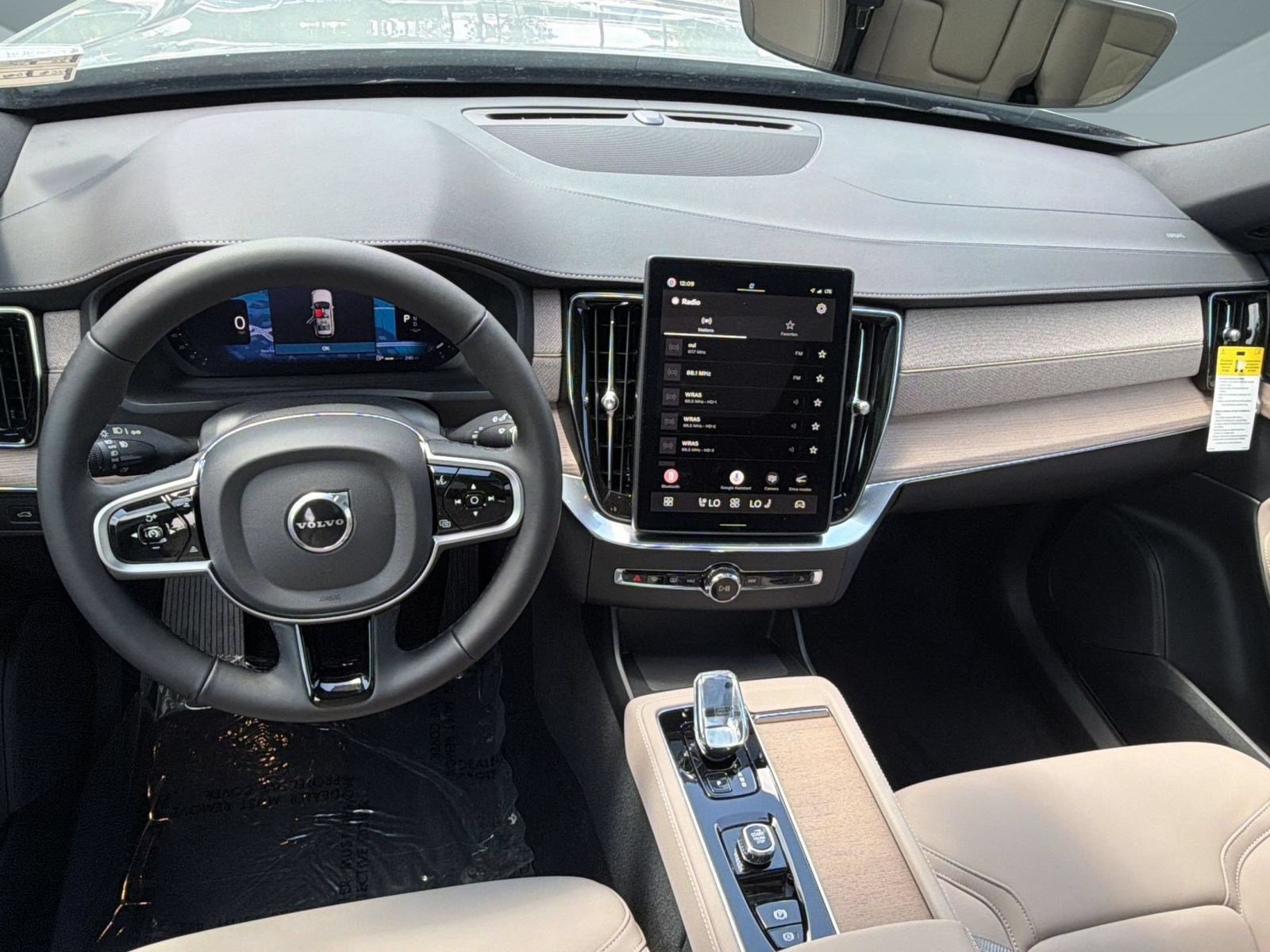 New 2026 Volvo XC90 B6 Plus w/ Protection Package Premier AWD/4WD image 15