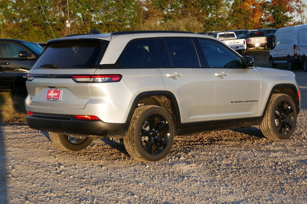 New 2025 Jeep Grand Cherokee Altitude image 4
