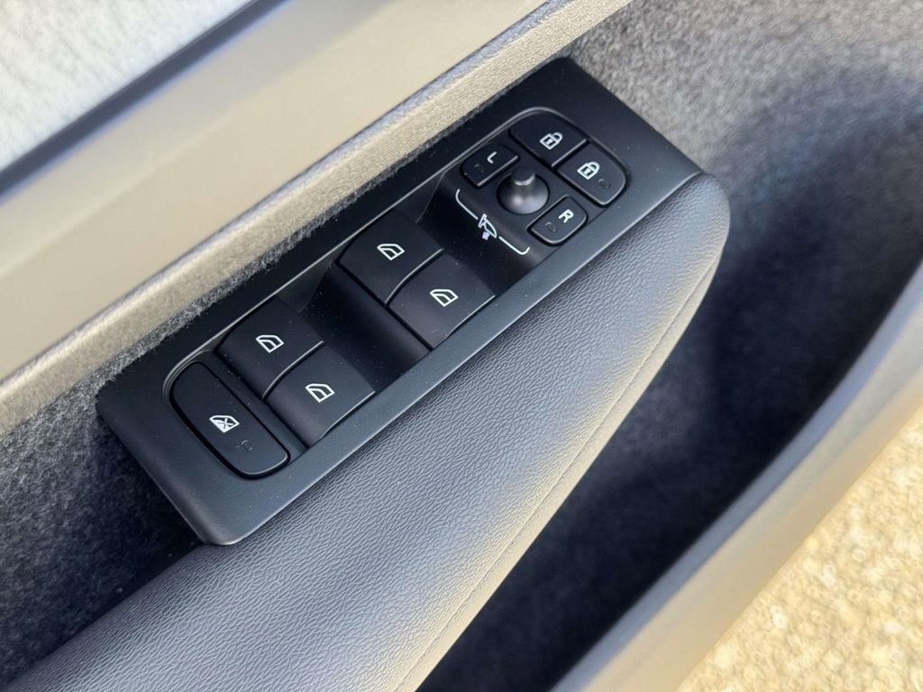 Certified 2026 Volvo XC40 B5 Plus w/ Protection Package Premier image 15