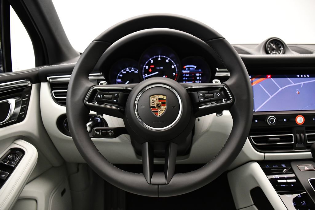 Certified 2025 Porsche Macan image 27