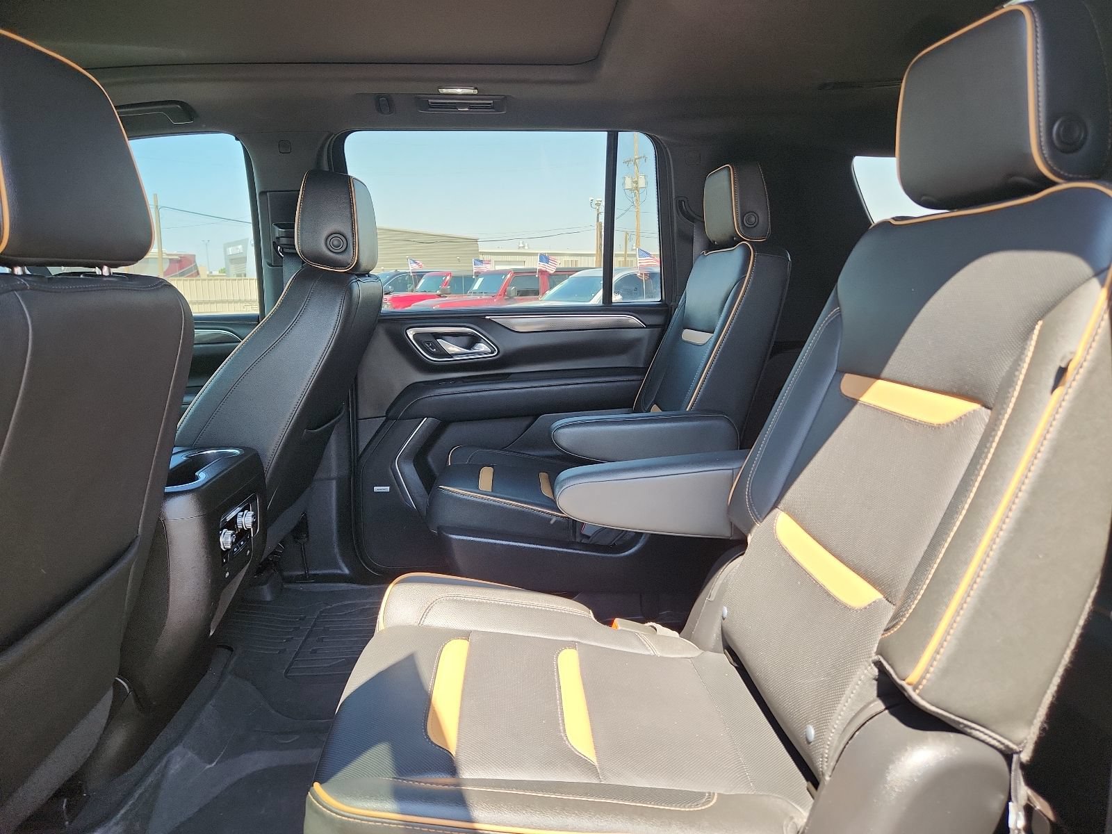 Used 2024 GMC Yukon XL AT4 w/ AT4 Premium Package AWD/4WD image 8