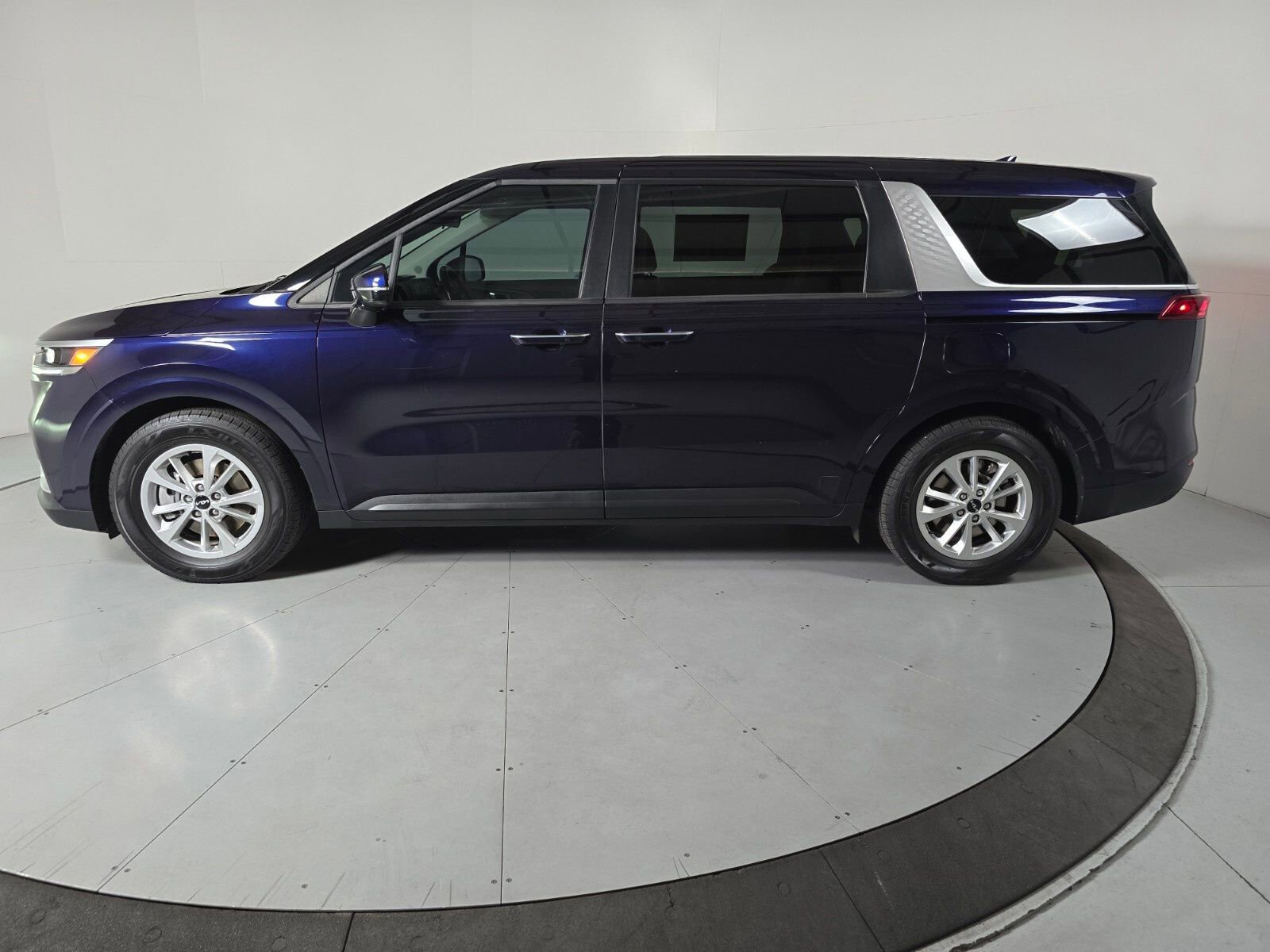 Used 2023 Kia Carnival LX image 2