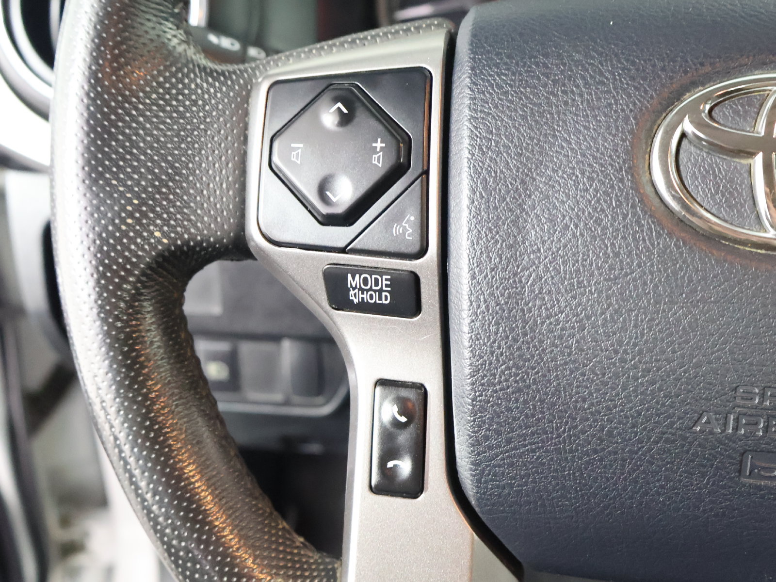 Used 2020 Toyota Tacoma SR5 AWD/4WD image 32
