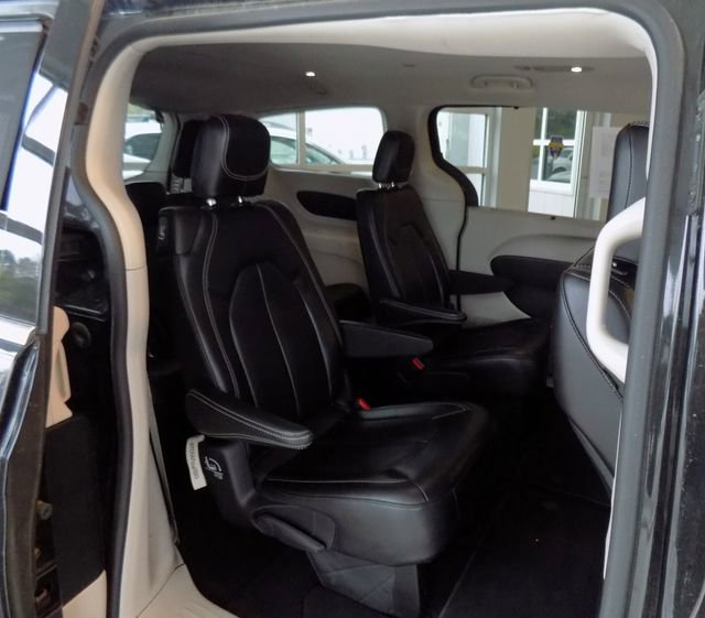 Used 2024 Chrysler Pacifica Touring-L image 26