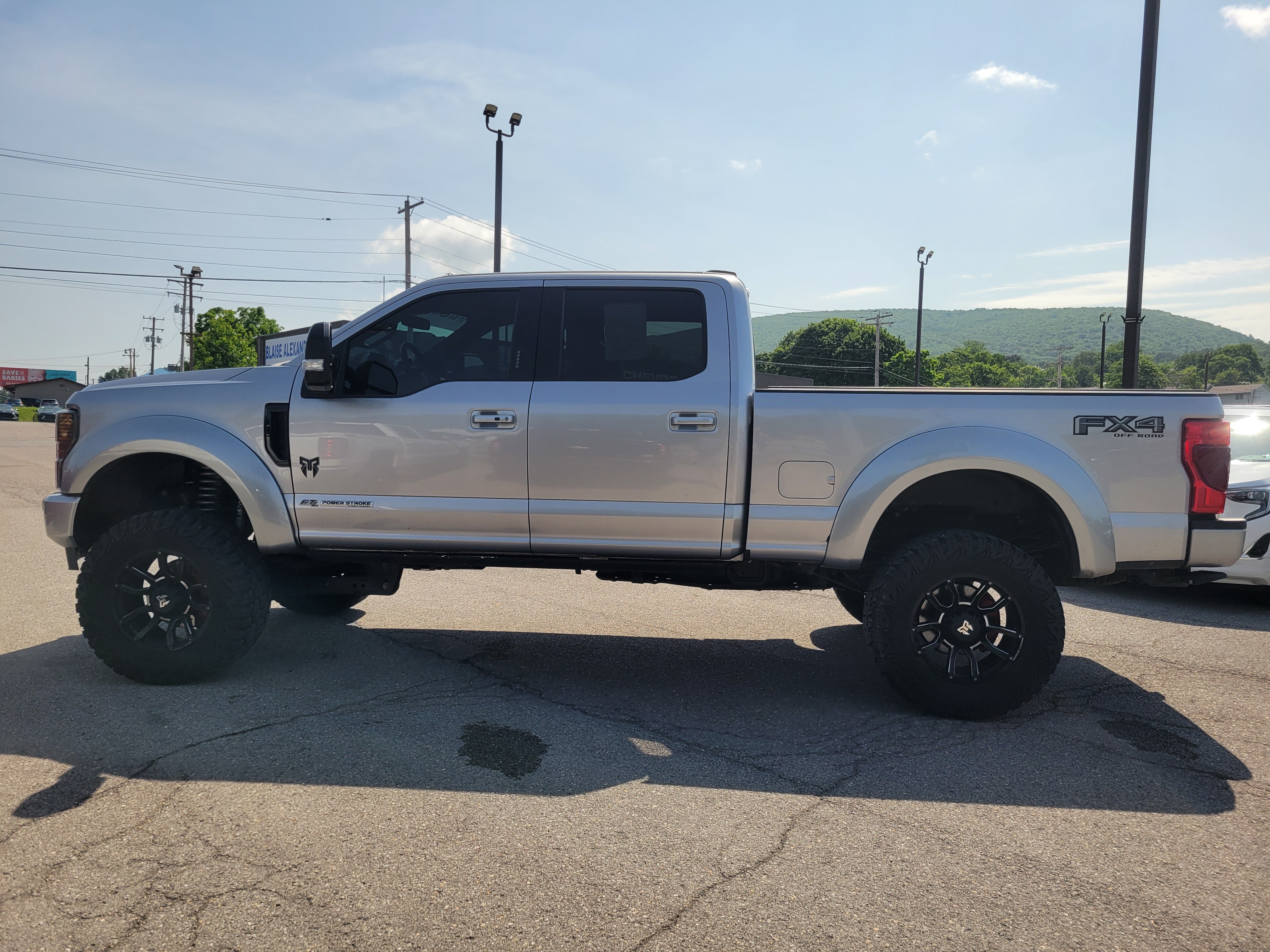 Used 2022 Ford F250 Lariat w/ Black Appearance Package AWD/4WD image 4