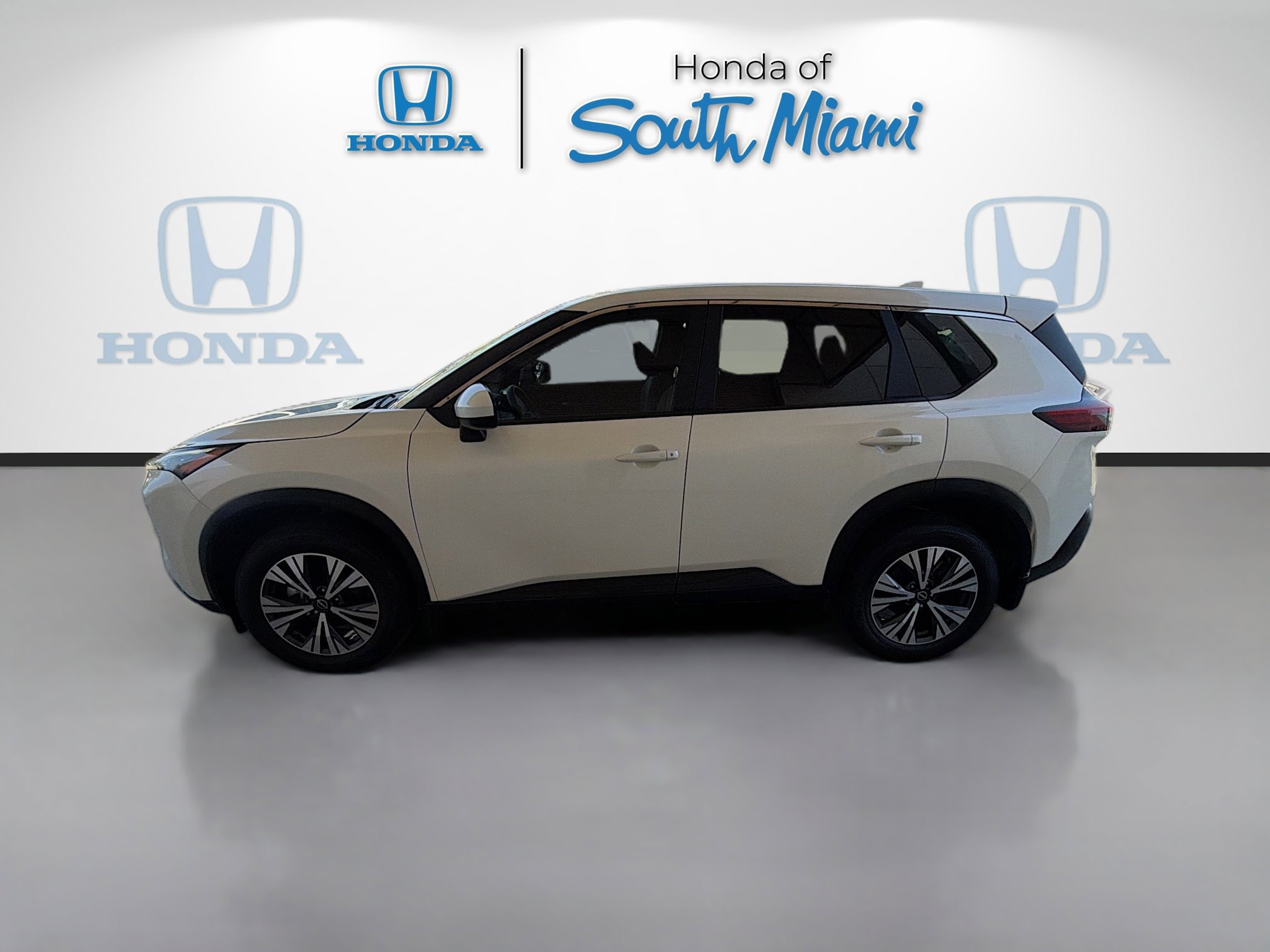 Used 2023 Nissan Rogue SV image 4