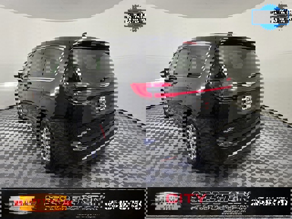 Used 2024 Chrysler Pacifica Touring-L image 5