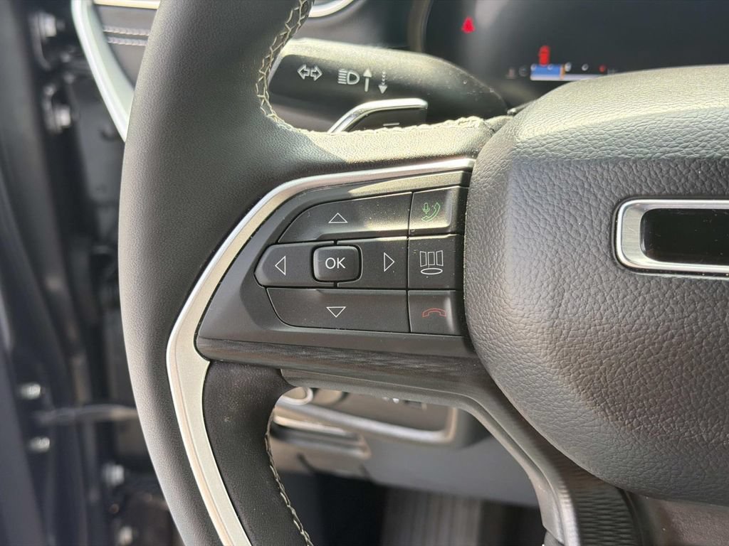 Used 2025 Jeep Grand Cherokee Altitude AWD/4WD image 12