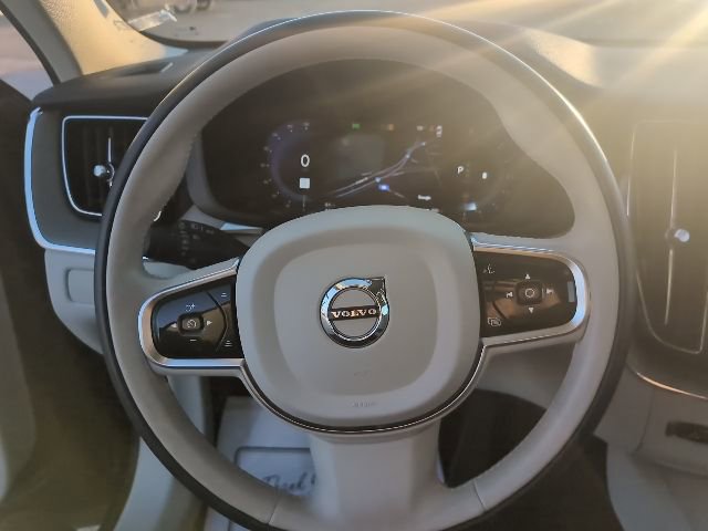 Used 2023 Volvo XC60 B5 Plus image 39
