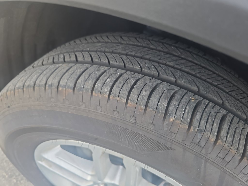 Used 2025 Ford Explorer Active AWD/4WD image 36