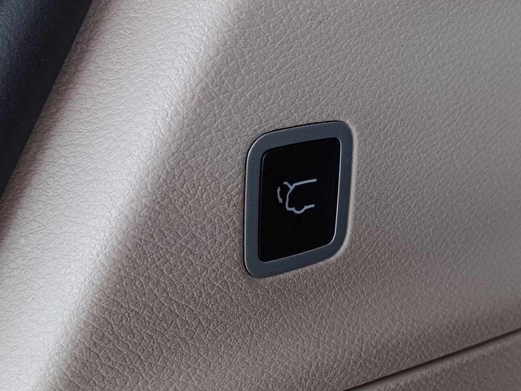 Used 2023 Chrysler Pacifica Touring-L FWD image 9