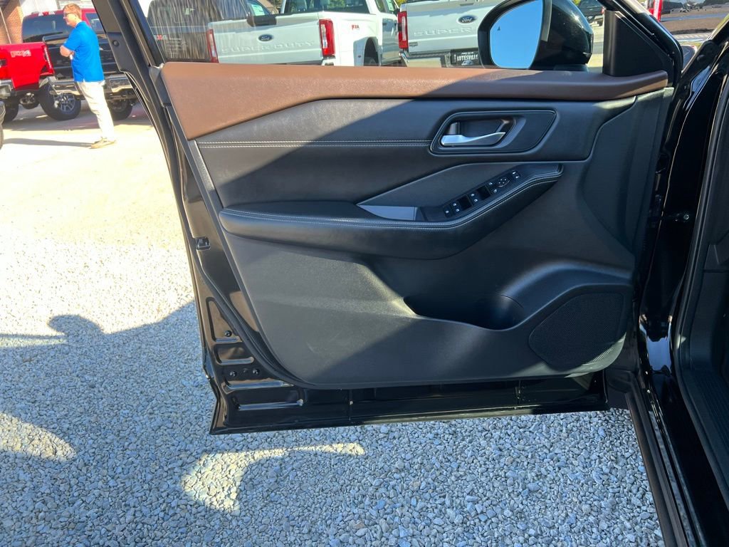 Used 2023 Nissan Rogue SV w/ SV Premium B Package image 12