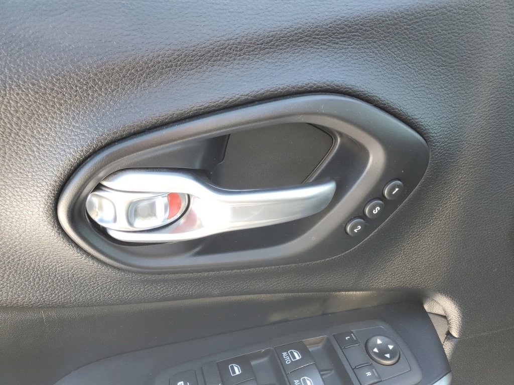 Used 2020 Jeep Cherokee Limited image 9