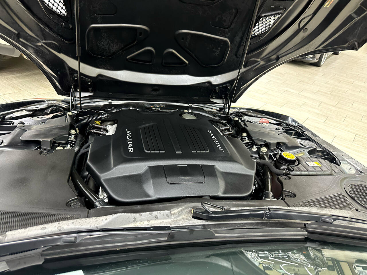 Used 2016 Jaguar F-TYPE R image 36