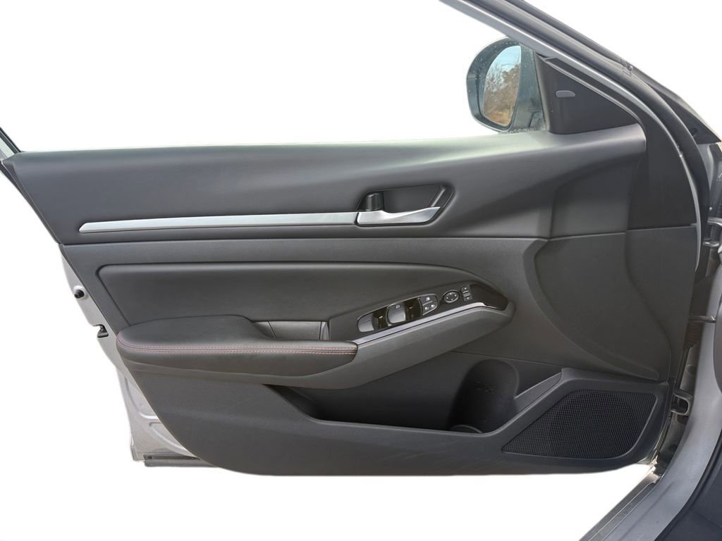 Used 2024 Nissan Altima 2.5 SR image 17