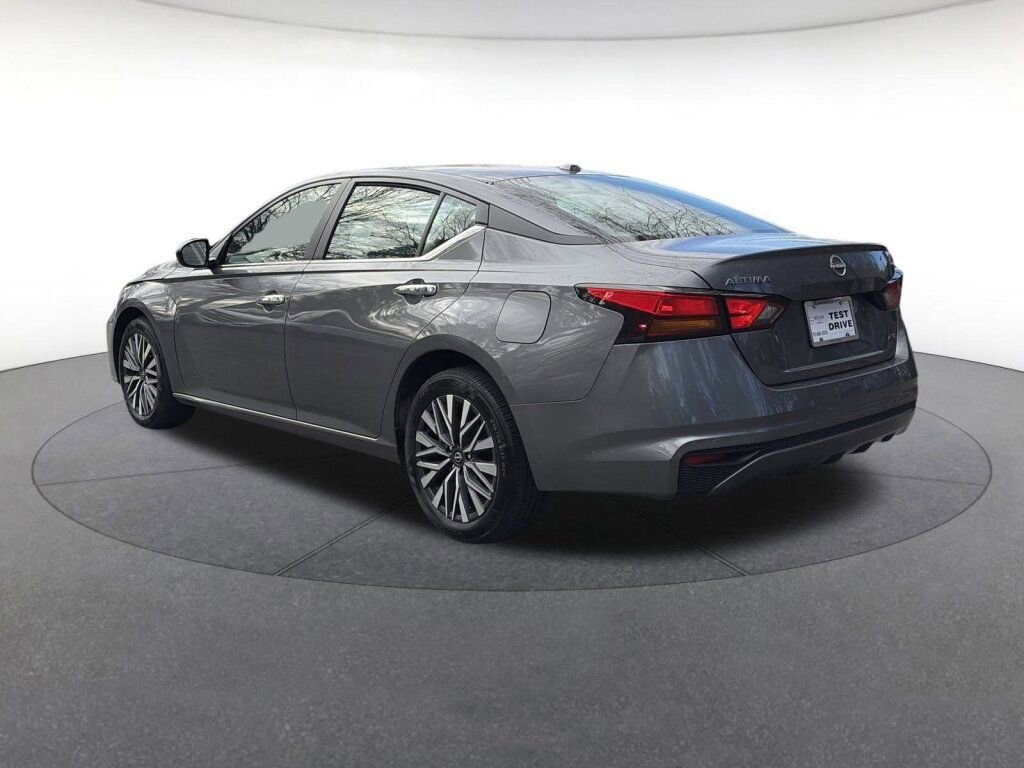 Used 2024 Nissan Altima 2.5 SV image 3