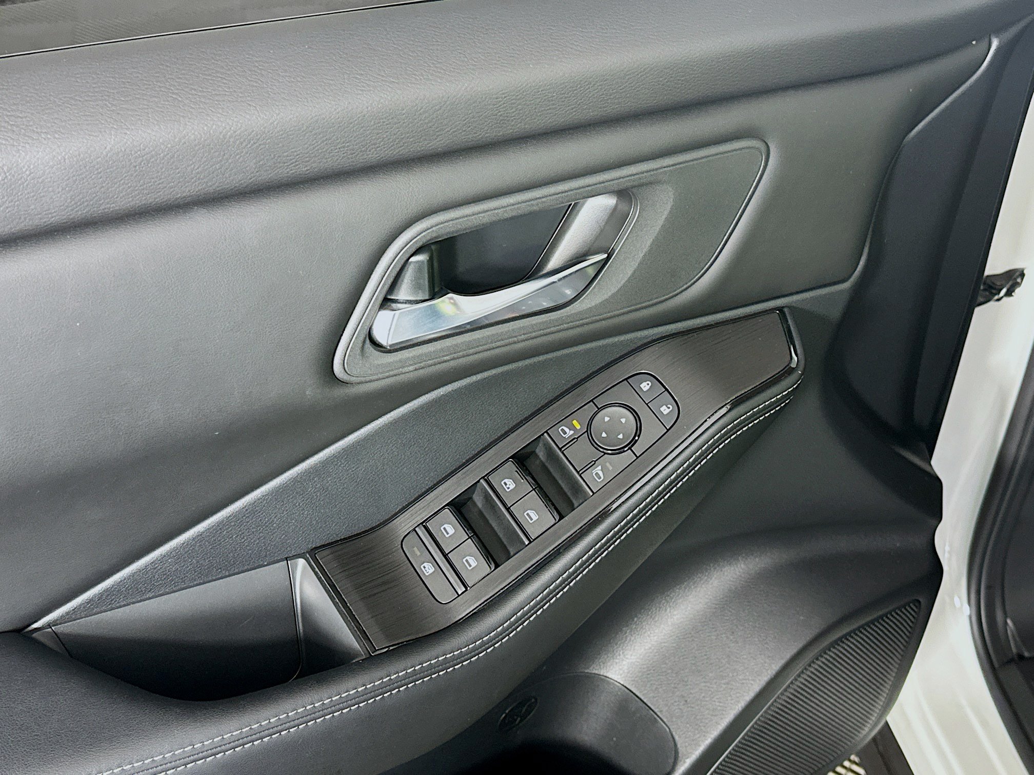 Used 2024 Nissan Rogue SV FWD image 15