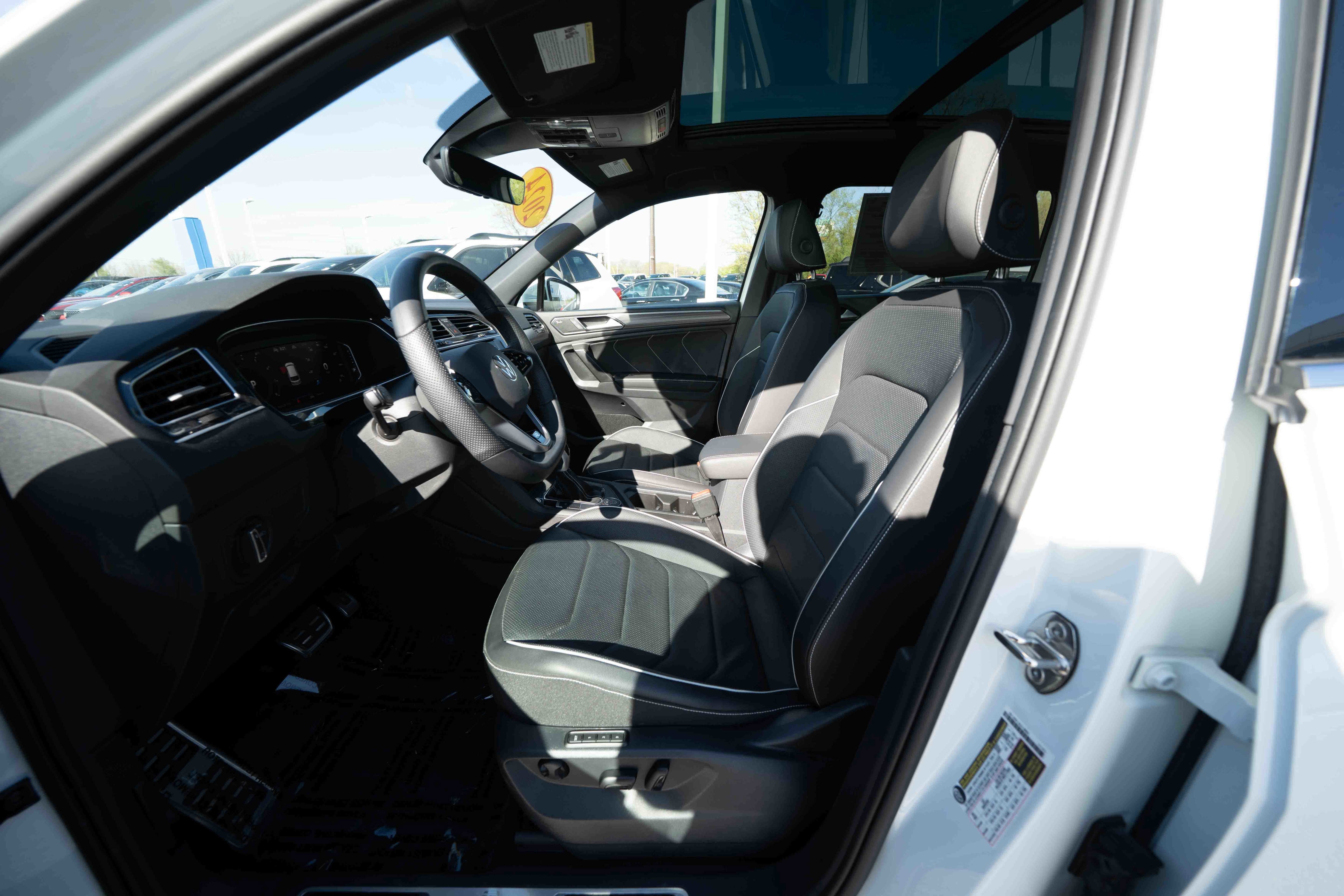 Used 2024 Volkswagen Tiguan SEL R-Line image 9