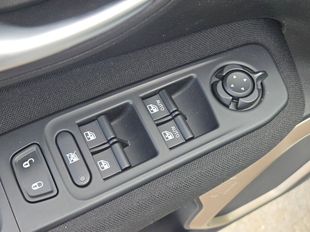 Used 2017 Jeep Renegade Latitude w/ Popular Equipment Group image 19