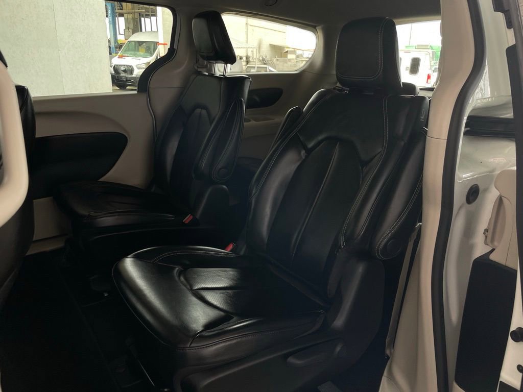 Used 2023 Chrysler Pacifica Touring-L image 14