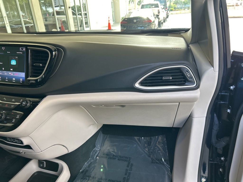 Used 2024 Chrysler Pacifica Touring-L FWD image 23