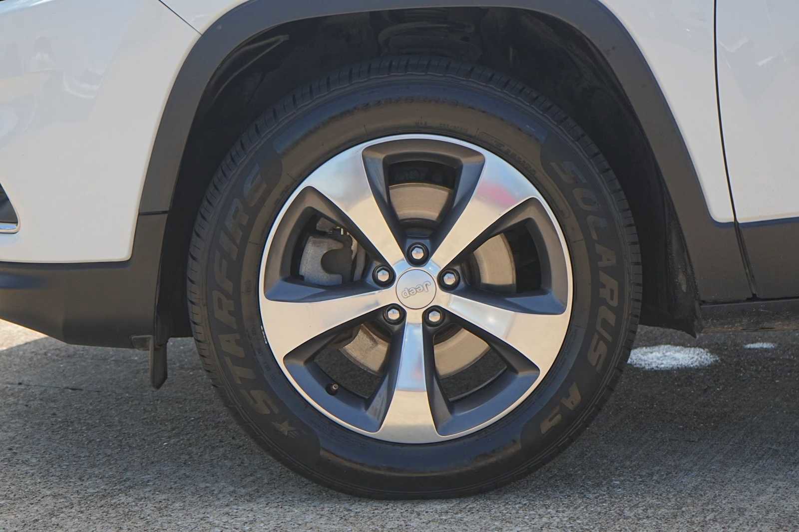 Used 2019 Jeep Cherokee Limited AWD/4WD image 7