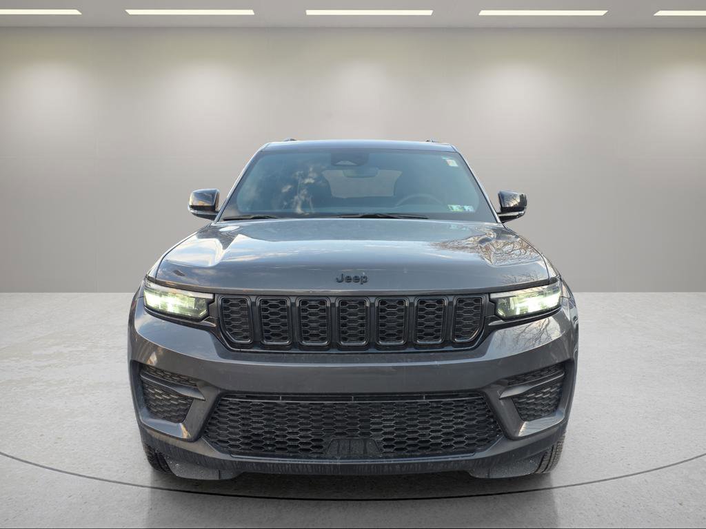 Used 2024 Jeep Grand Cherokee Altitude image 2