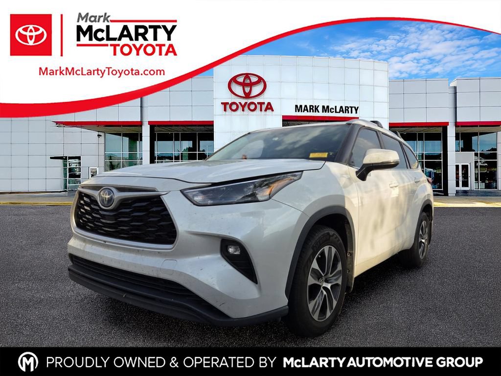 Used 2023 Toyota Highlander XLE FWD image 1