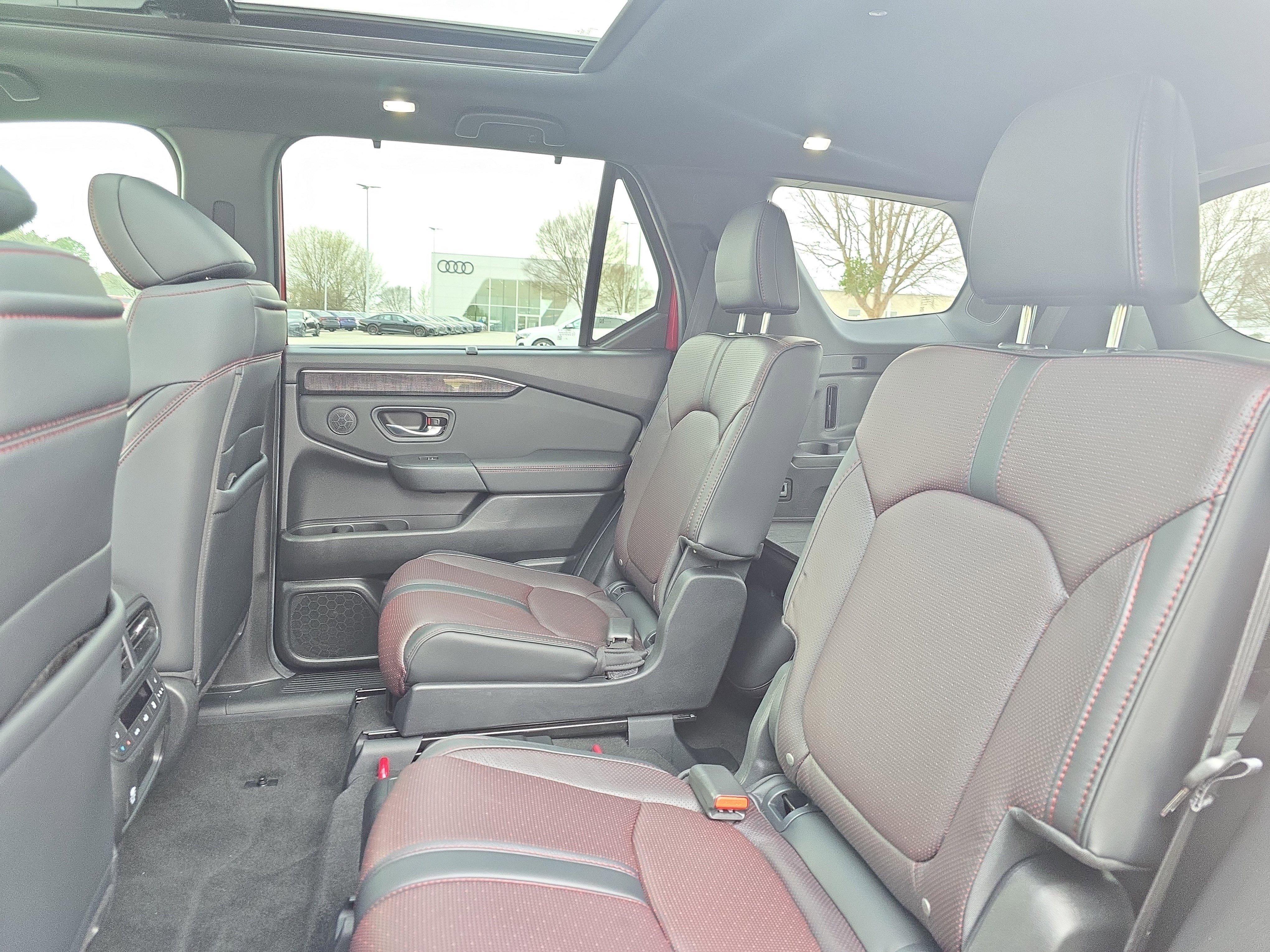 Used 2025 Honda Pilot Black Edition image 13