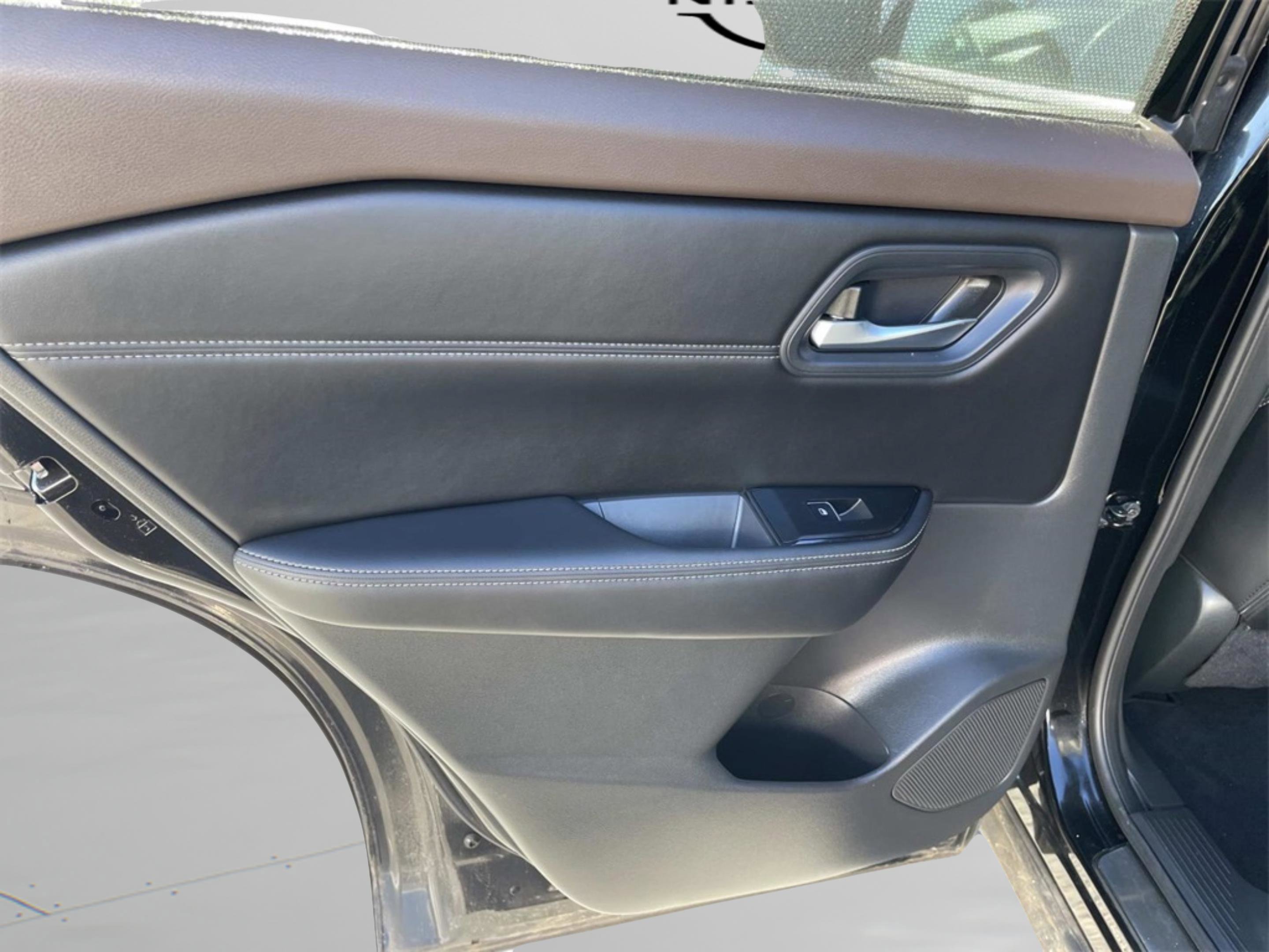 Used 2023 Nissan Rogue SL w/ SL Premium Package image 11