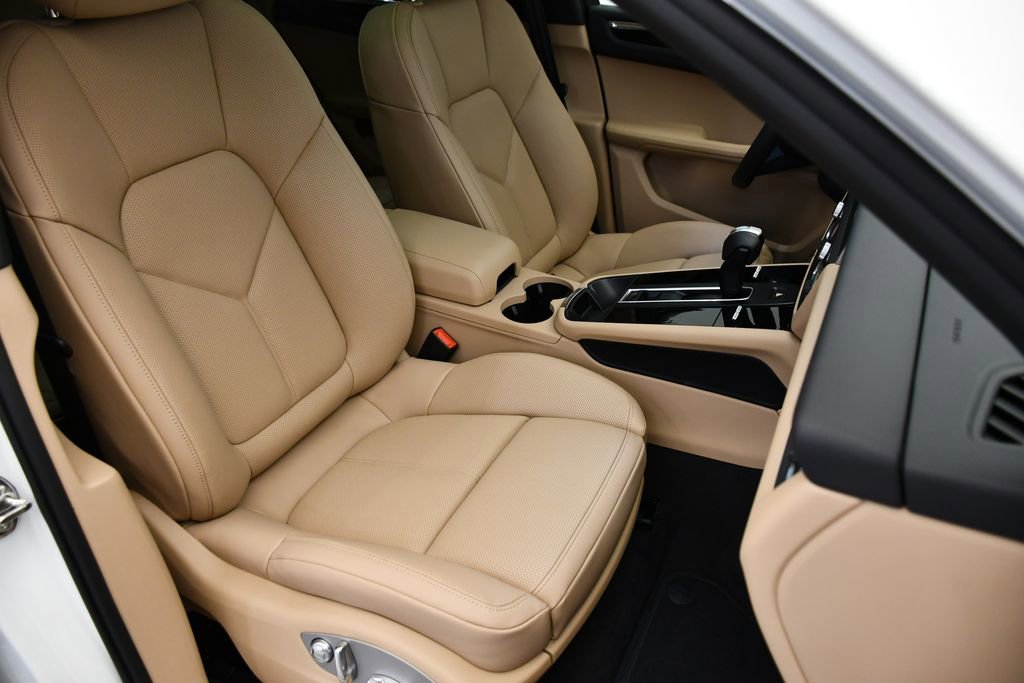 Certified 2025 Porsche Macan image 49