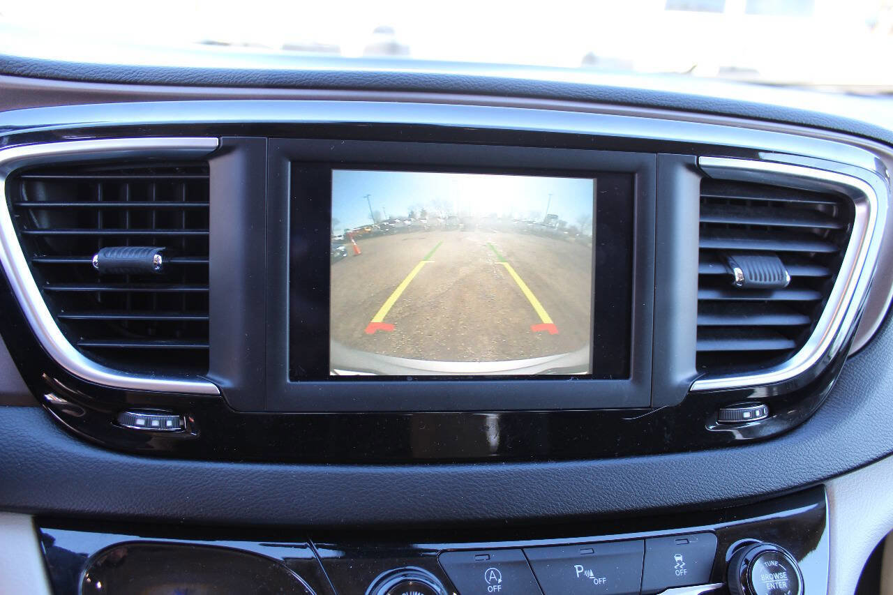 Used 2019 Chrysler Pacifica LX image 11