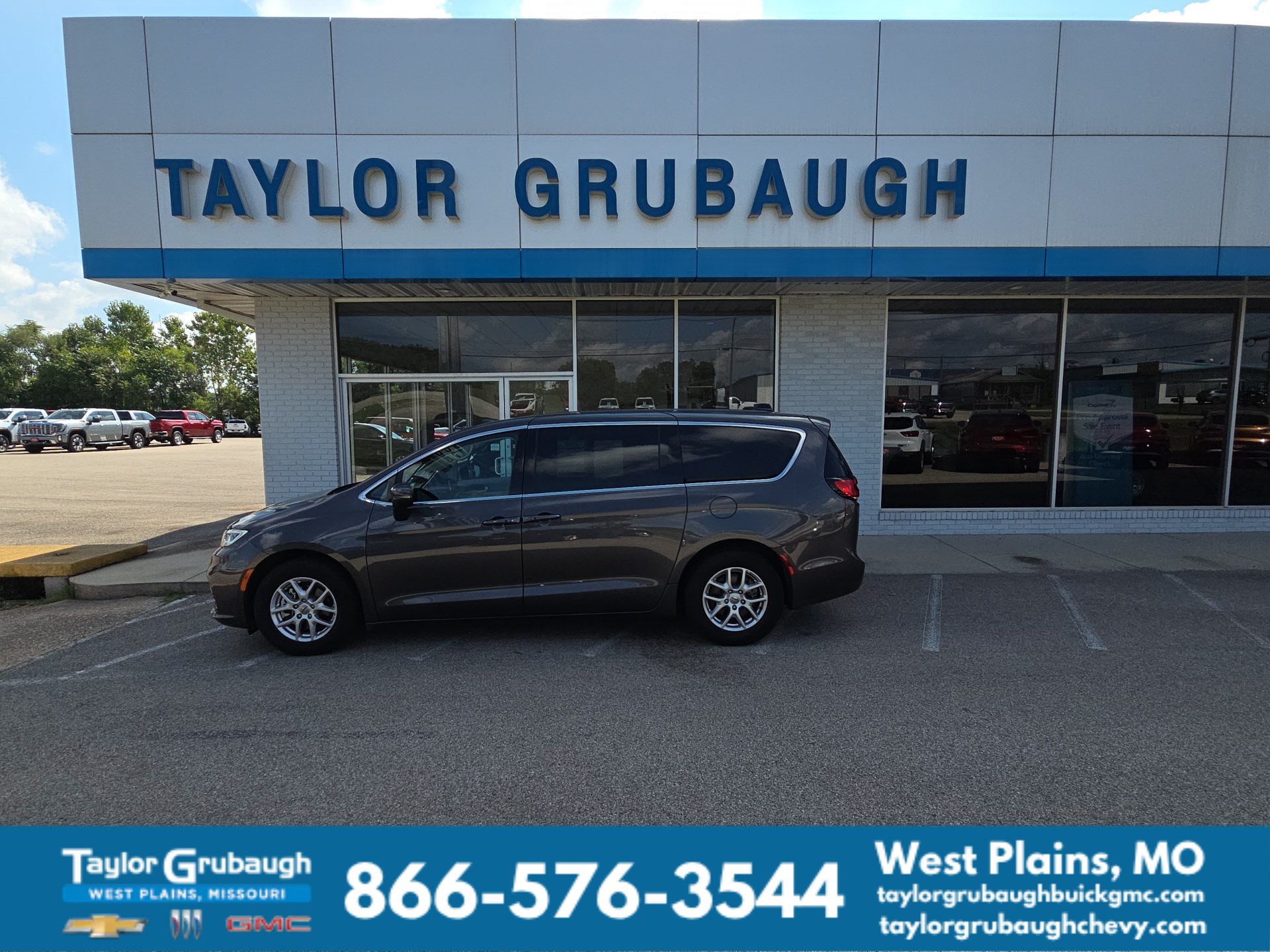 Used 2023 Chrysler Pacifica Touring-L FWD image 1