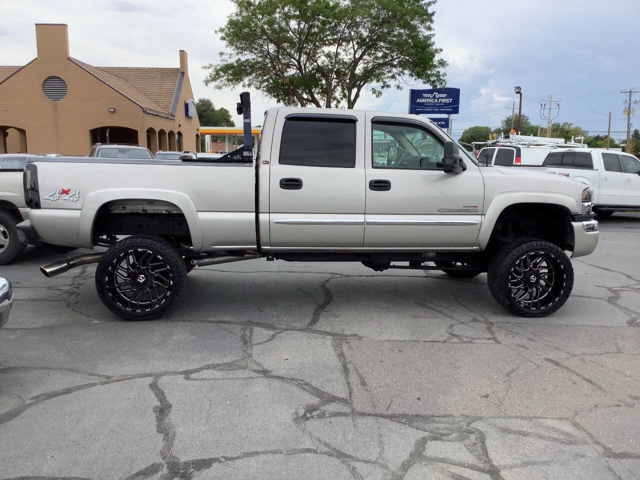 Used 2006 GMC Sierra 2500 SLE w/ Onstar Plus Package AWD/4WD image 13