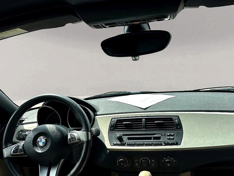 Used 2005 BMW Z4 2.5i image 9