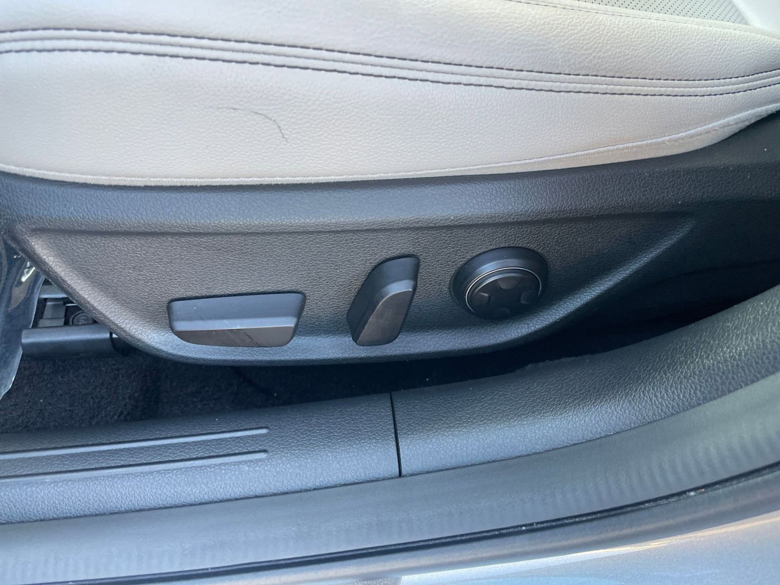 Used 2025 Genesis G70 2.5T image 23