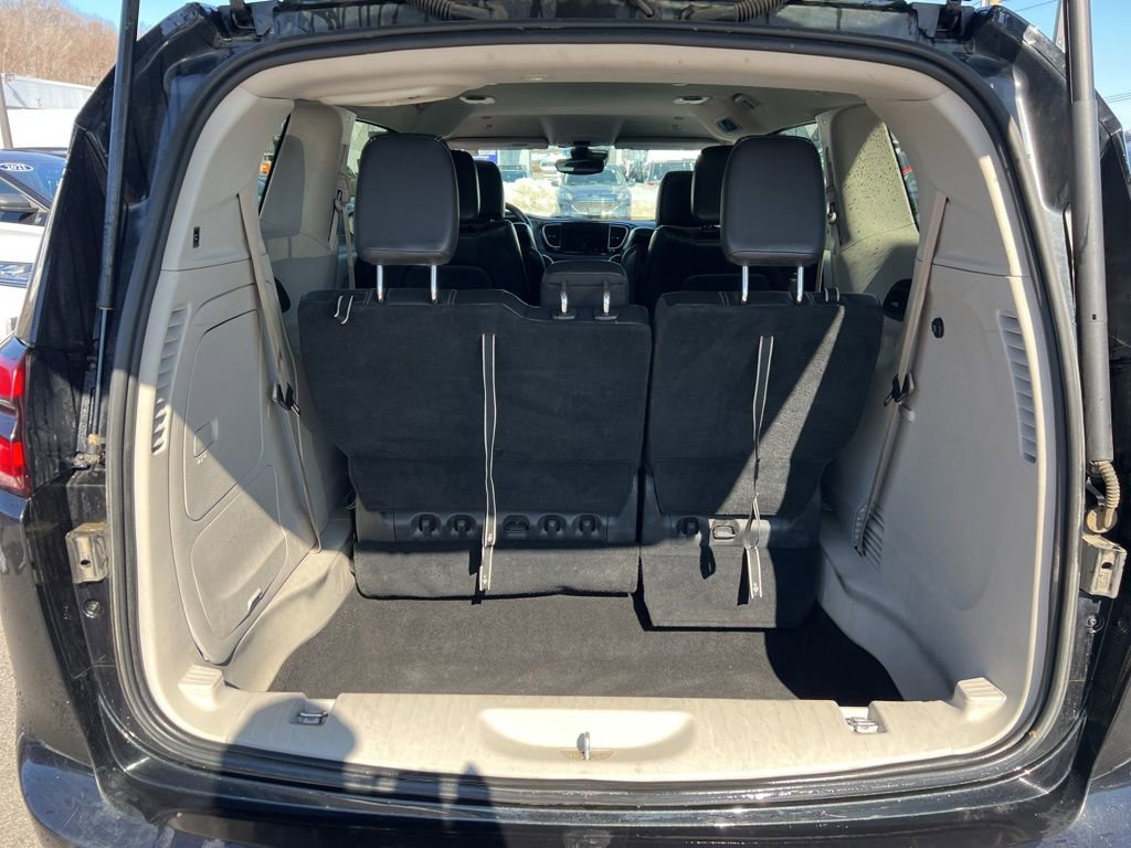 Used 2022 Chrysler Pacifica Touring-L w/ Uconnect Theater Family Group image 24