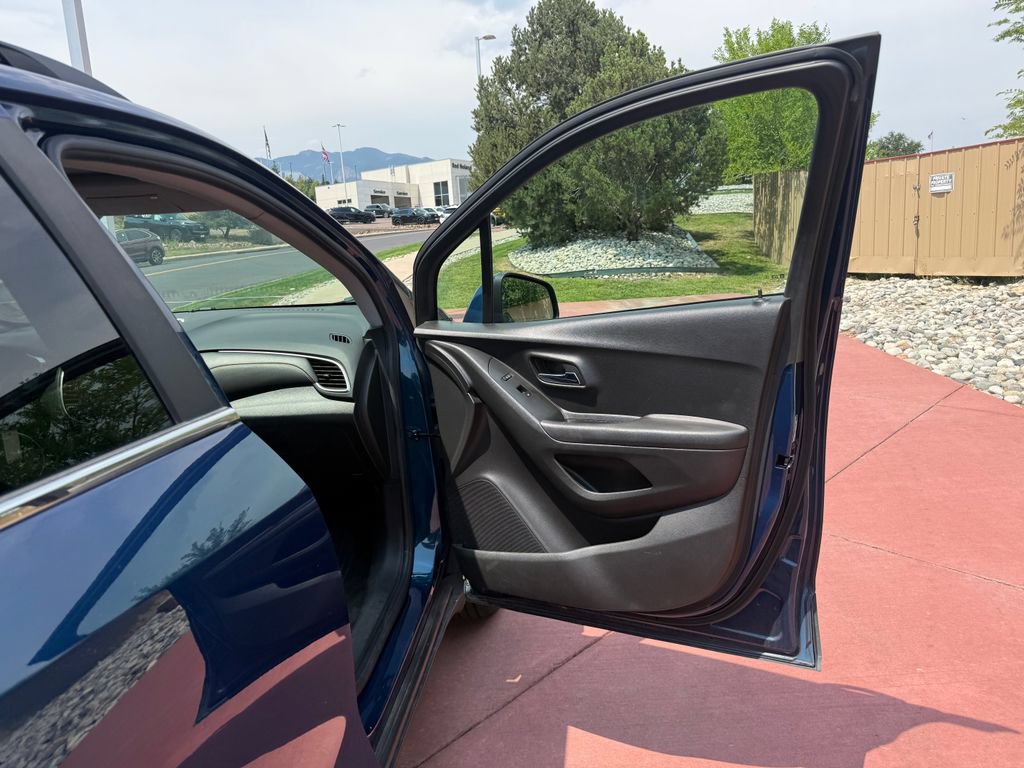 Used 2020 Chevrolet Trax LT AWD/4WD image 27