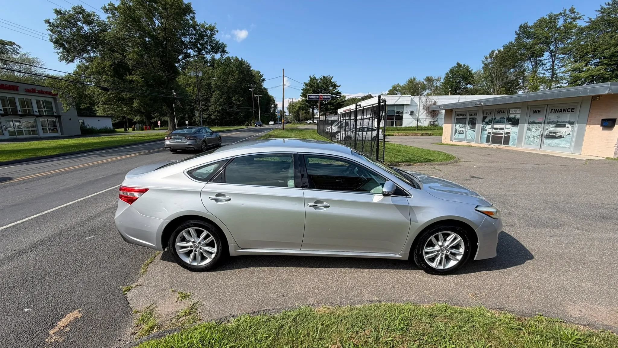 Used 2013 Toyota Avalon XLE FWD image 5