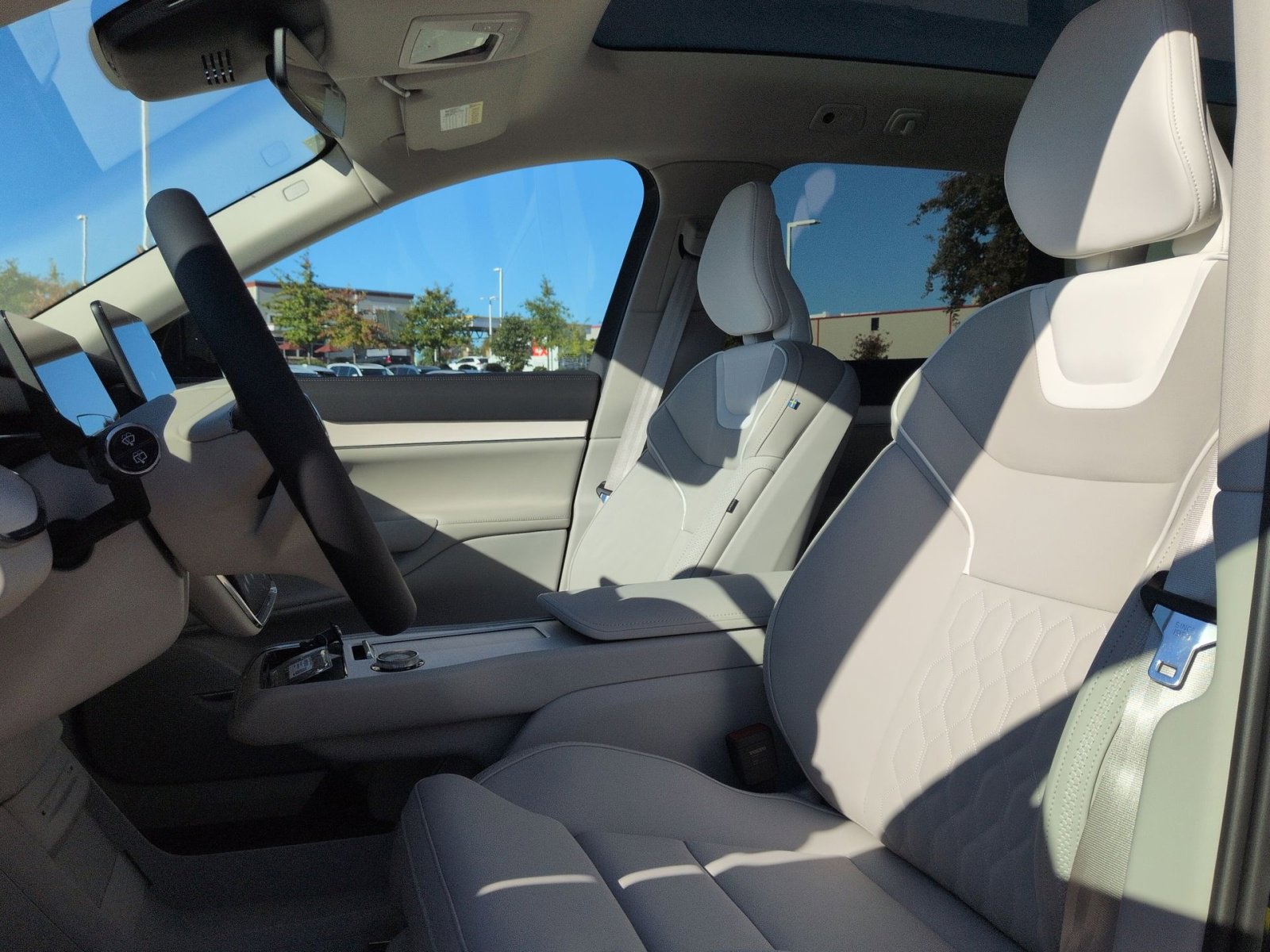 New 2025 Volvo EX90 Plus w/ Protection Package Premier image 13