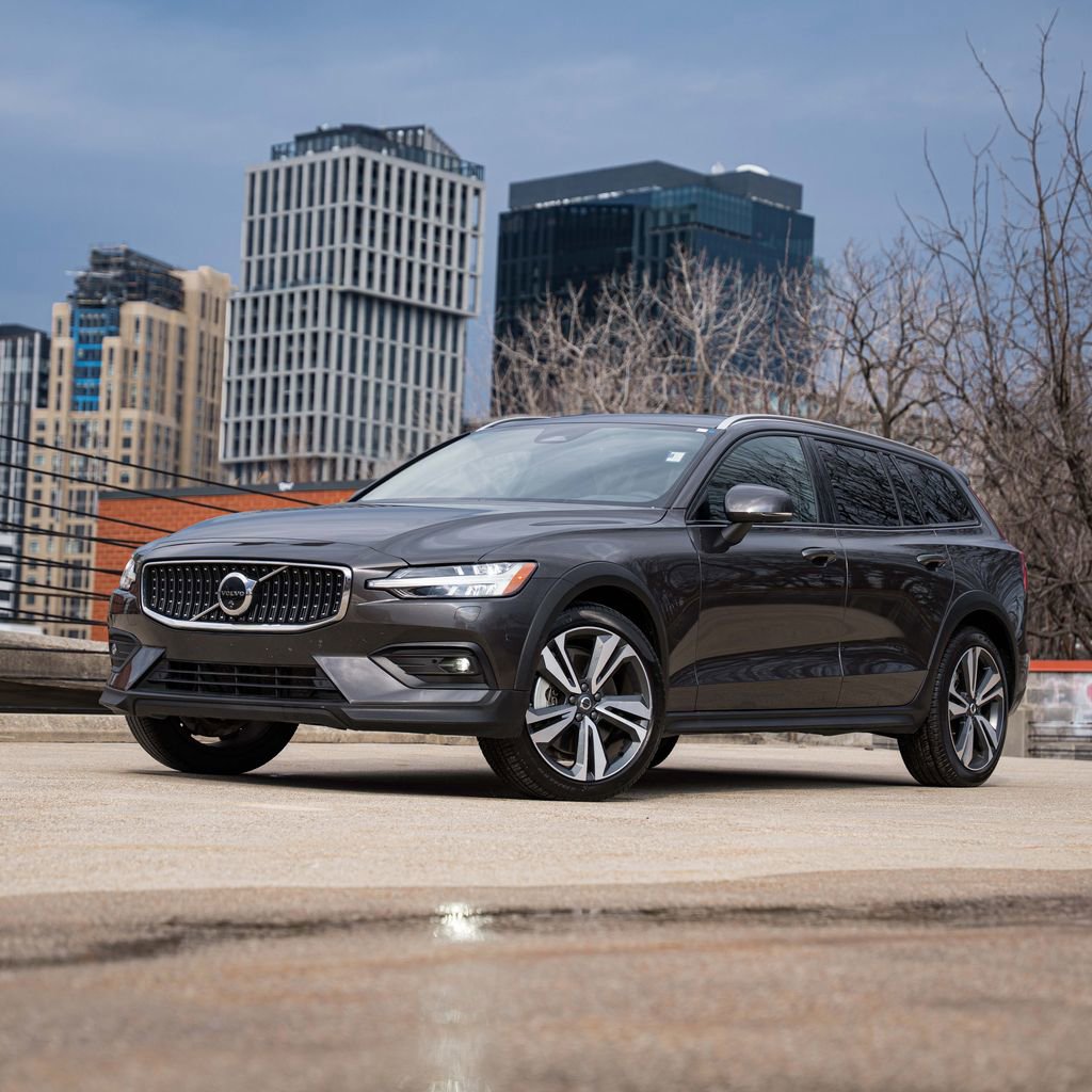 Certified 2025 Volvo V60 B5 Cross Country Plus image 1