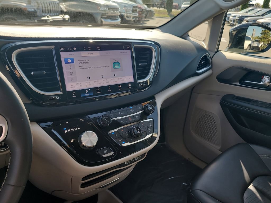 Used 2024 Chrysler Pacifica Touring-L image 19