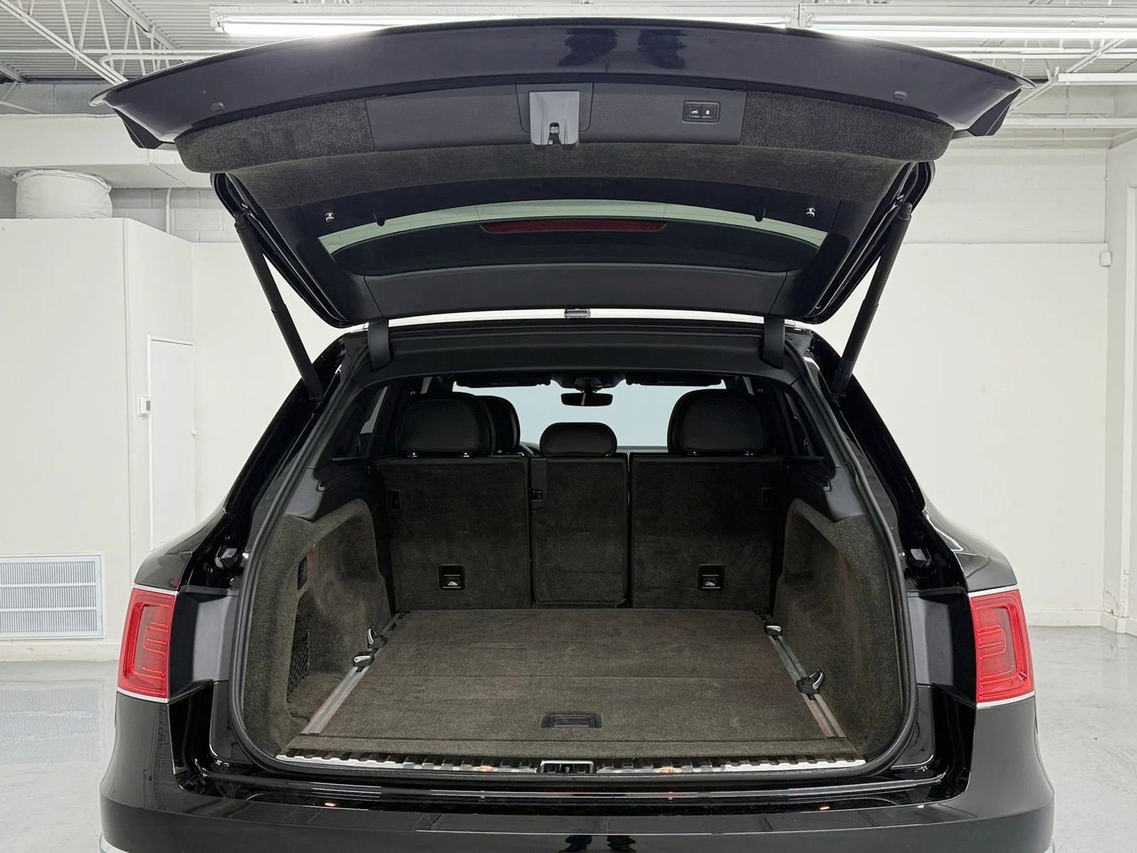 Used 2018 Bentley Bentayga image 44