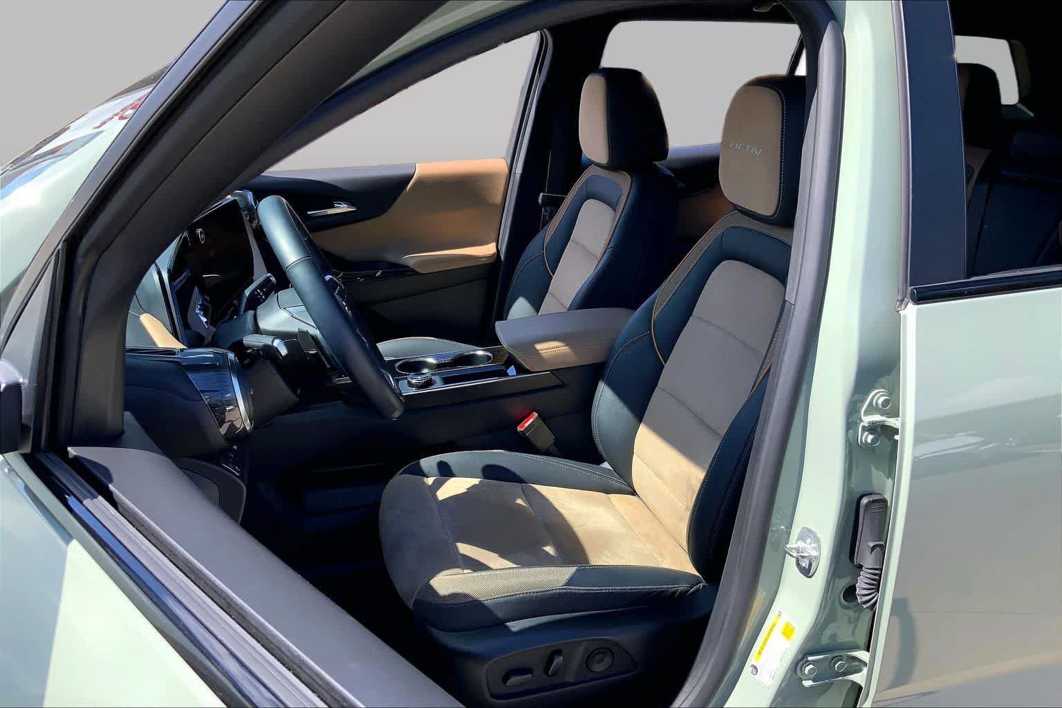 Used 2025 Chevrolet Equinox ACTIV w/ Safety and Technology Package FWD image 8