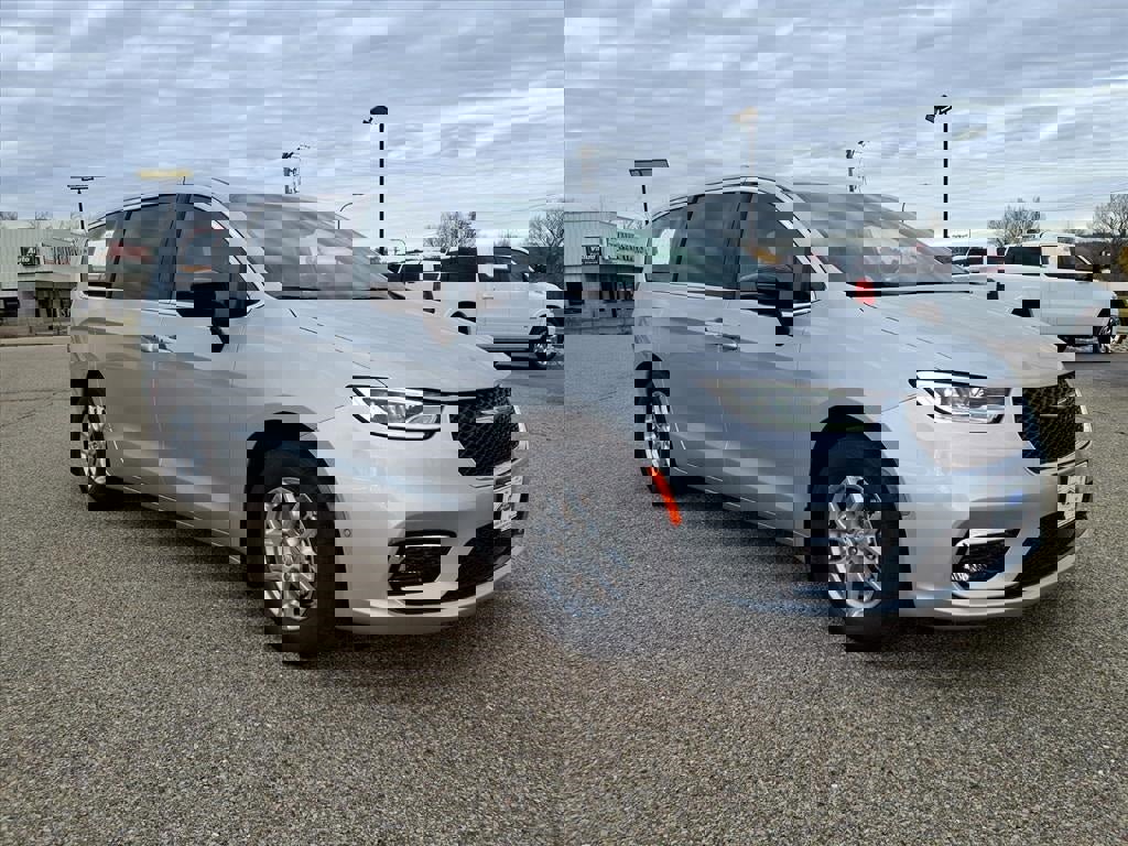 New 2026 Chrysler Pacifica Select image 1