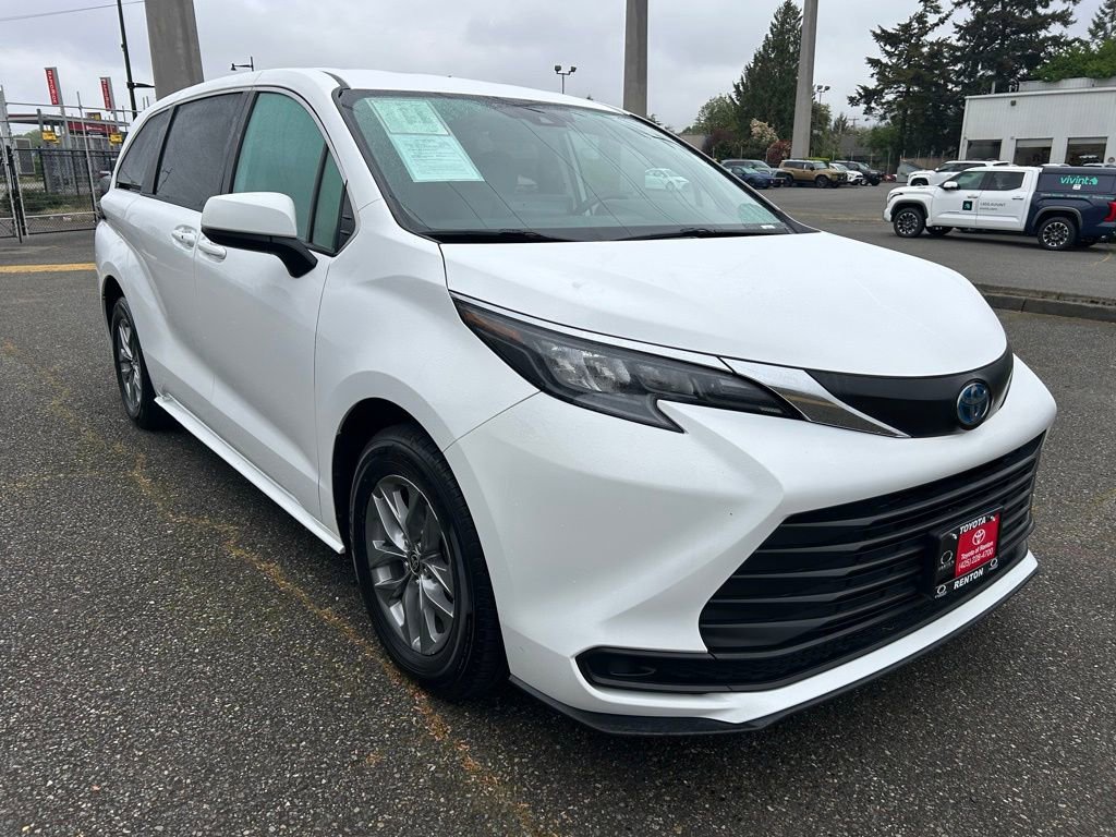 Certified 2024 Toyota Sienna LE AWD/4WD image 3