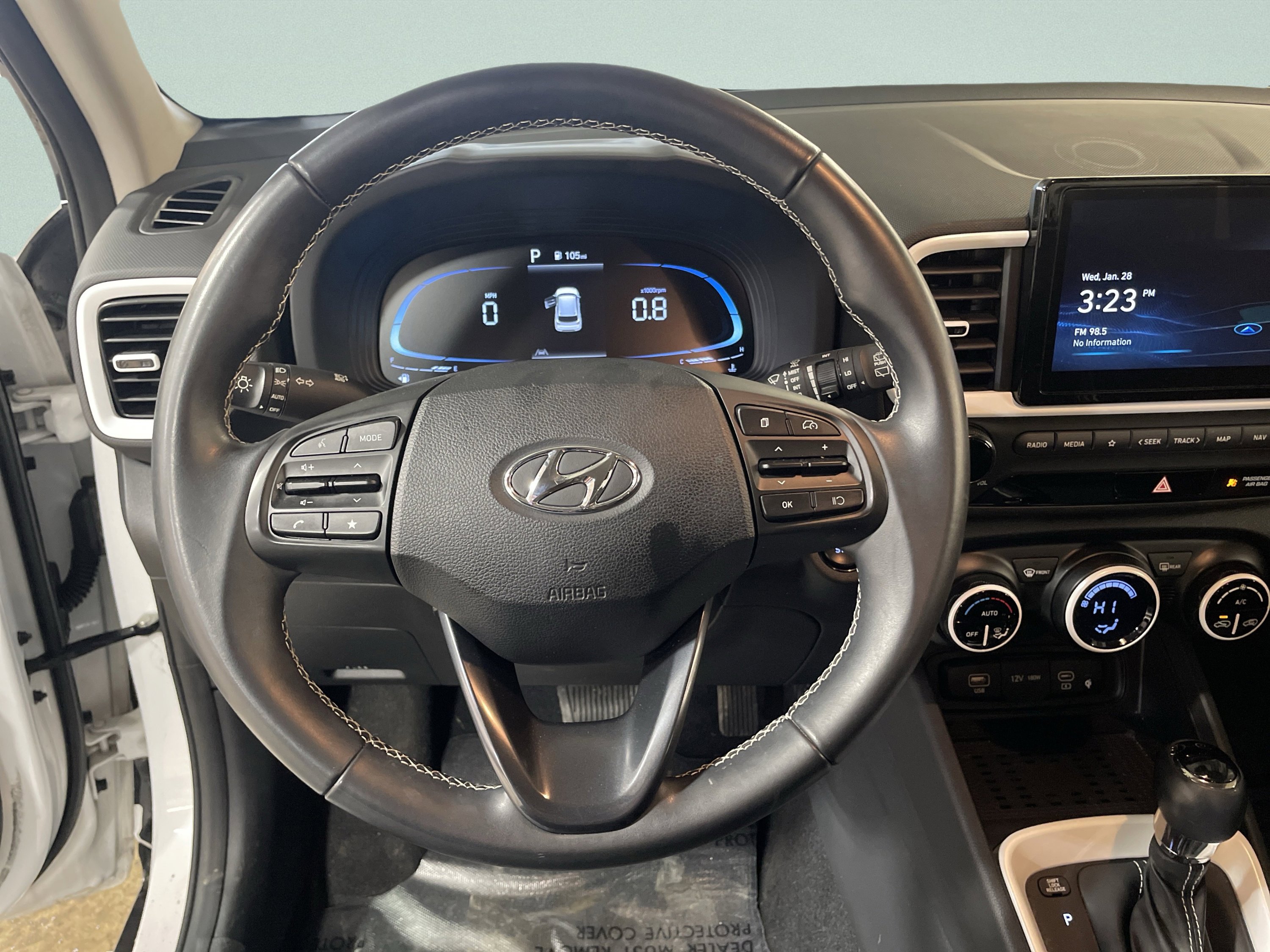 Used 2023 Hyundai Venue Limited w/ Cargo Package image 17